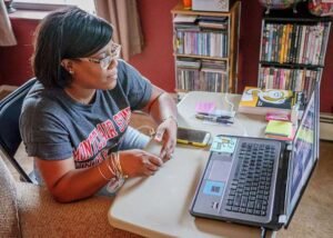 assistente sociale al computer con libri online