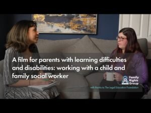 assistente sociale che aiuta famiglia in difficolta