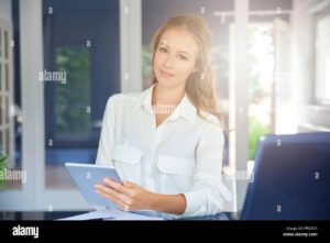 assistenti bancari al lavoro in ufficio