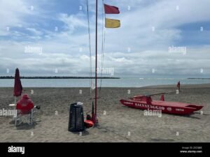 bagnino a lavoro in spiaggia italiana