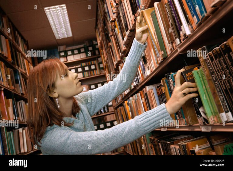 bibliotecario che organizza libri sugli scaffali