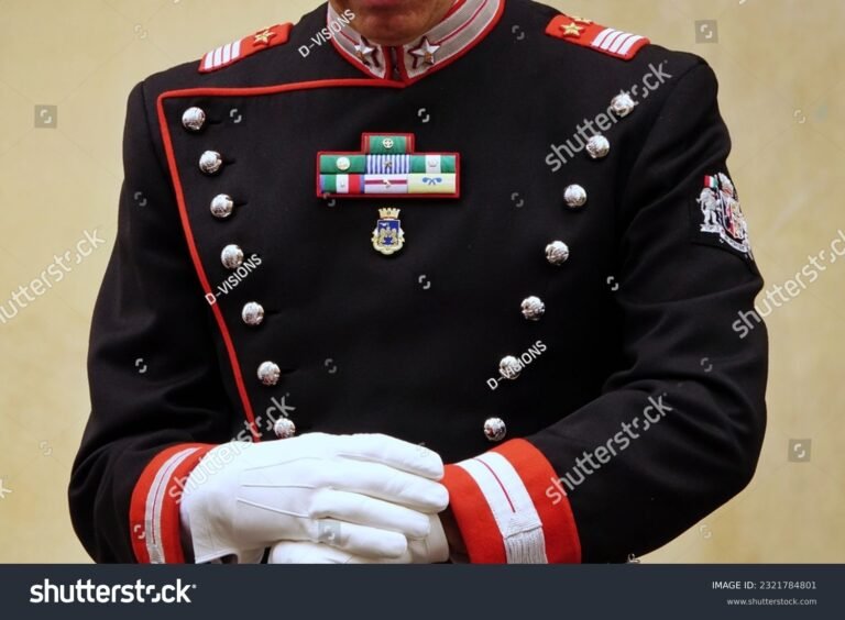 carabiniere in divisa con distintivi ufficiali