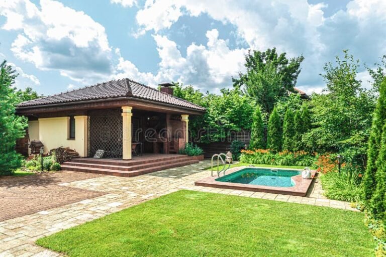 casa accogliente con giardino verde sereno