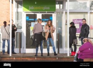 centro impiego con persone in coda