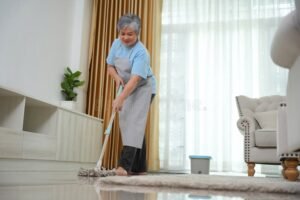 Qual è la paga oraria per una colf con livello A in Italia 34 colf italiana che pulisce una casa luminosa