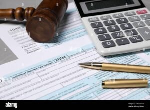 documento fiscale con calcolatrice e penna