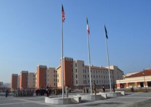 edificio moderno con bandiera italiana e agenti sicurezza