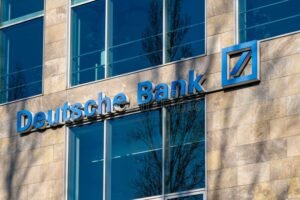 edificio moderno con logo deutsche bank ag