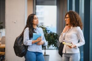 edificio universitario moderno con studenti in conversazione
