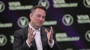 elon musk che parla a un evento tecnologico