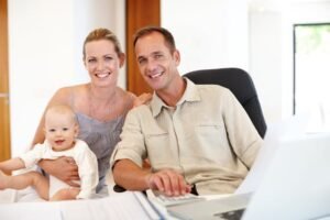 famiglia felice con bambini e documenti finanziari 2