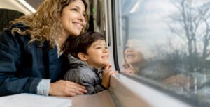 famiglia felice con tessera abbonamento trasporti