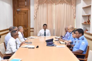 funzionari pubblici in ufficio durante discussione