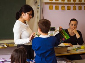 giovane insegnante italiano con studenti stranieri