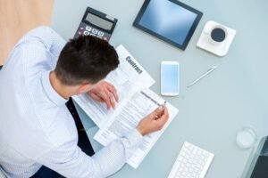 giovane lavoratore con calcolatrice e contratto