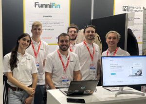 giovani imprenditori italiani con laptop e idee