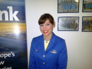 hostess di volo sorridente in uniforme ryanair
