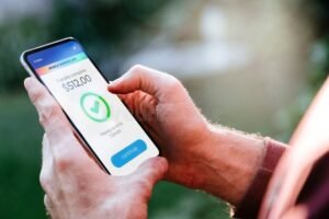 immagine di una persona che effettua bonifico online