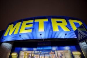 insegna luminosa metro cash carry esterno