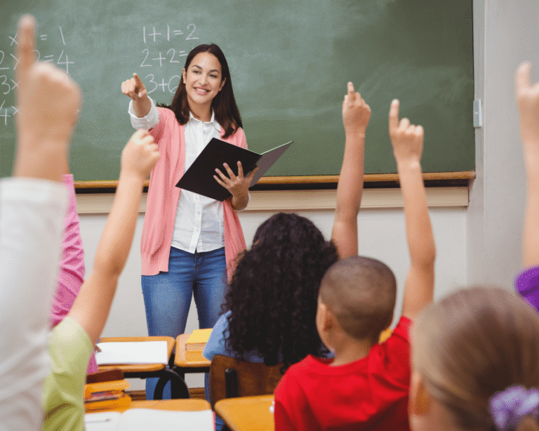insegnante che spiega in aula scolastica