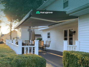 installatore tende da sole al lavoro esposizione cliente