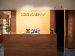 interni eleganti con logo dolce gabbana