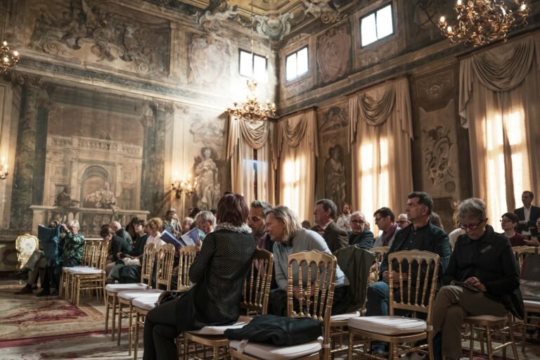interno museo veneziano con visitatori curiosi