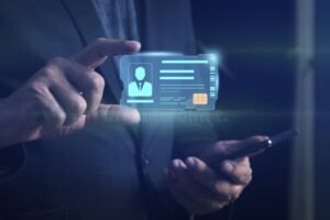 mani che tengono carta didentita elettronica