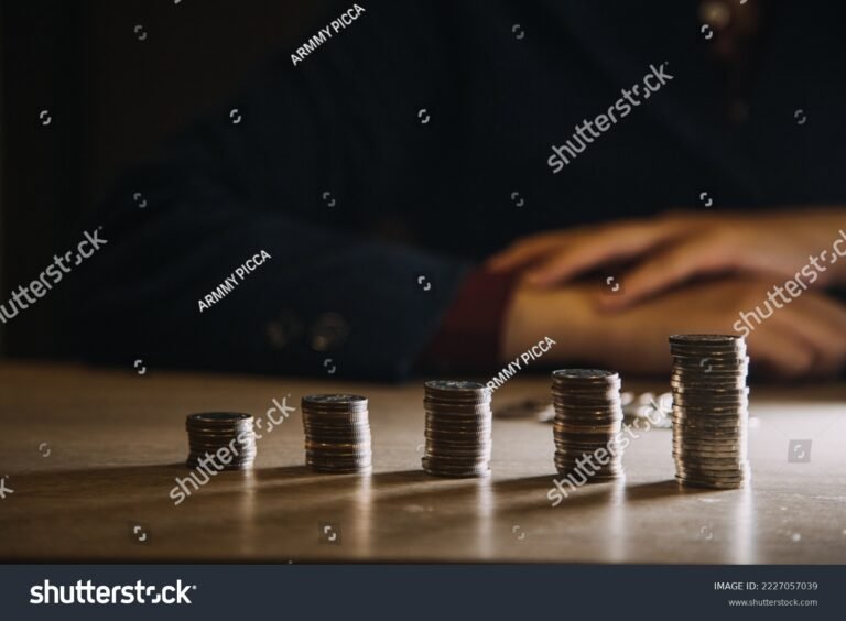 mano che conta monete su un calendario