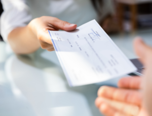 mano che riceve busta paga pensione