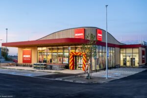 negozio penny market illuminato e accogliente