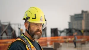 operaio con casco di sicurezza in cantiere