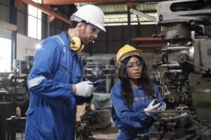 operaio metalmeccanico al lavoro in fabbrica