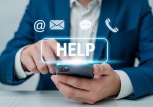 persona che accede a servizi online con smartphone