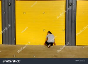 persona che apre la porta di un negozio