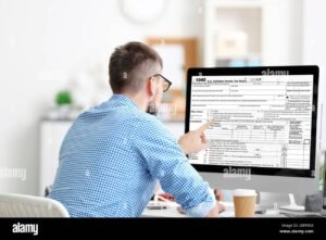 persona che compila moduli fiscali a tavolo