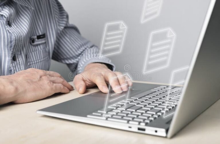 persona che invia documenti online con computer