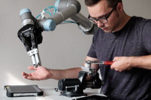 persona che lavora con robot collaborativo umano