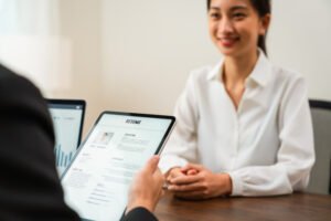 persona che scrive un curriculum vitae elegante
