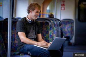 Chi Può Richiedere SPID: Requisiti e Modalità per l'Accesso 2 persona che usa un computer con spid