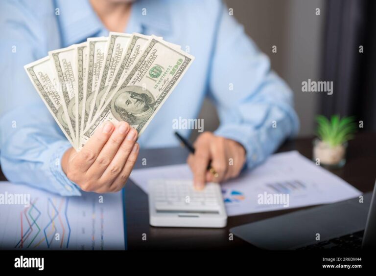 persona che verifica bollette o documenti finanziari