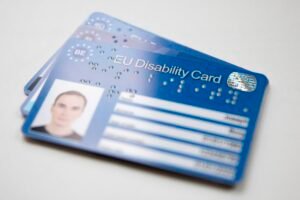 persona con disabilita che utilizza carta identificativa europea