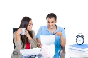 persona felice che pianifica il futuro finanziario