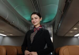 personale di cabina in uniforme elegante bordo aereo
