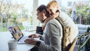 Come Funziona lo Smart Working in Italia e Quali Sono i Vantaggi 15 persone che lavorano da casa con laptop