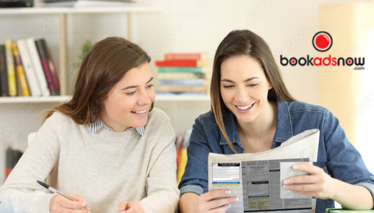 persone che leggono un bando pubblico