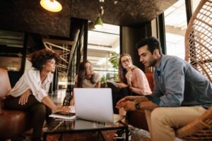 persone in ufficio creativo con brainstorming