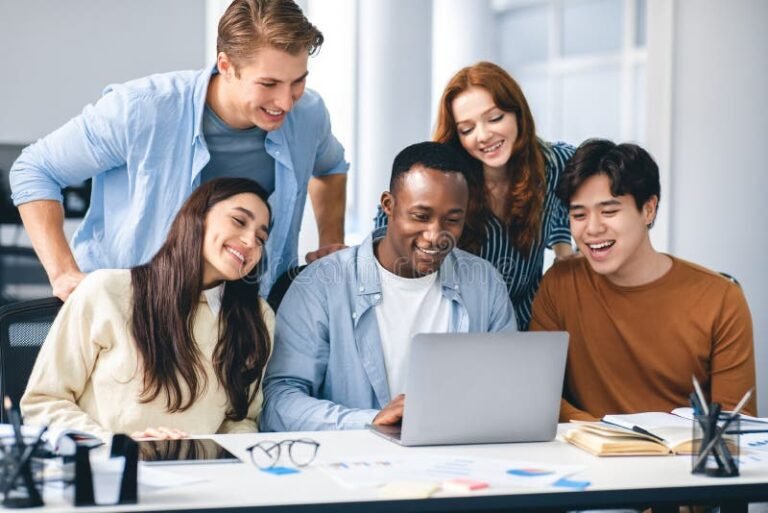 persone sorridenti durante formazione informatica gruppo