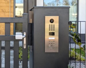 portone dingresso con campanello e citofono