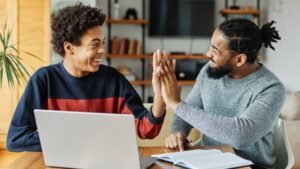 studente che discute con tutor aziendale